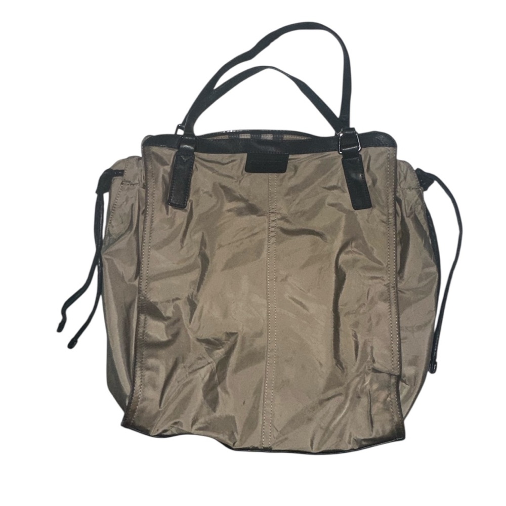 Burberry shoulder tote very spacious - Picture 6 of 10